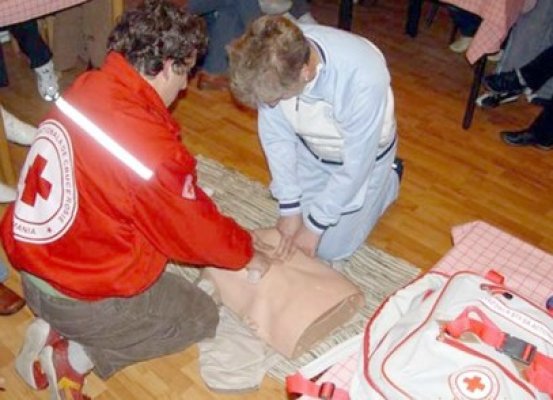 Încep cursurile de infirmiere prin Crucea Roşie